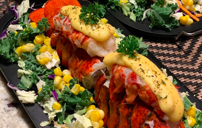 Tranh thủ tôm hùm rẻ, làm ngay món sốt phô mai nạp năng lượng ngày đầu tuần